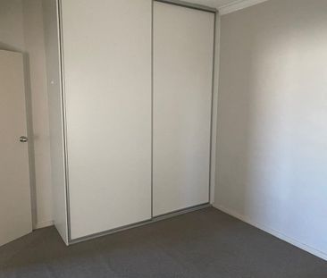 Stylish Ground Floor Unit – Family Friendly & Convenient - Photo 2