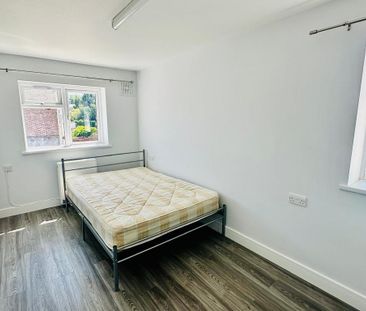 3 bedroom flat to rent - Photo 4