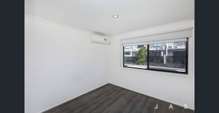 Inner City Living with 4 bedrooms and off street parking for one car - Photo 4