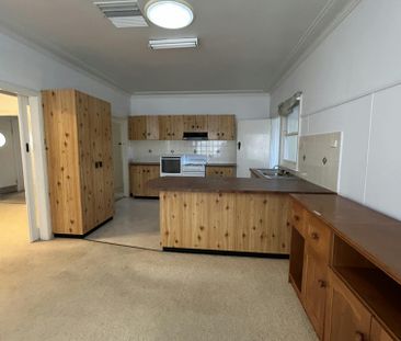 Three Bedroom House in West Tamworth - Photo 4