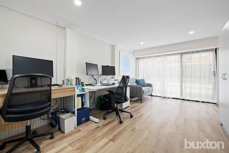 RENOVATED SPACIOUS 2 BEDROOM UNIT WITH TWO LIVING AREAS - Photo 5