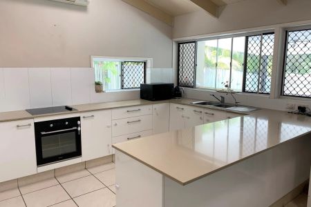 Minutes to Beach & Shops - Photo 4