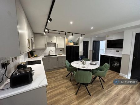 1 bedroom in a house share to rent - Photo 2