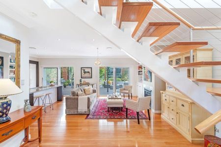 Luxuriously Designed, Tastefully Renovated, Stylish And Sun Kissed Executive And Versatile Four Bedroom Family Home In A Blue Ribbon Location - Photo 4