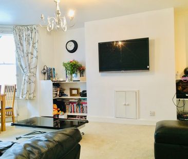 2 Bed Flat, Lakeside Road, W14 - Photo 1