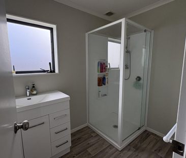 Spacious Four-Bedroom Townhouse - Hamilton East - Photo 3