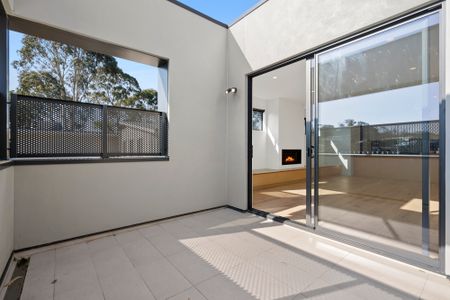 Executive Townhouse in Highton Village! - Photo 5