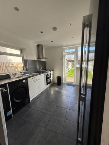 2 bedroom semi-detached house to rent - Photo 5