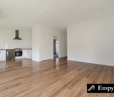 “Conveniently Positioned Close to 2 Shopping Centres, Eateries & Tr... - Photo 2