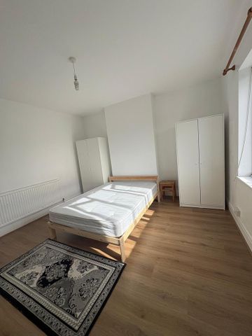 1 bedroom in a house share to rent - Photo 2