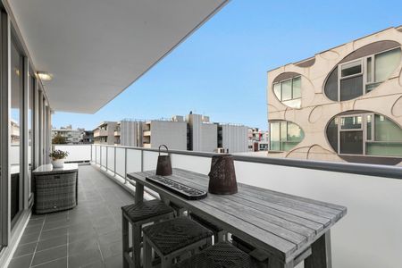 Bayside Luxury With Stunning Views - Photo 2