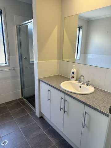 Modern Low Maintenance 3 Bedroom Home – Perfect for the Family! - Photo 3