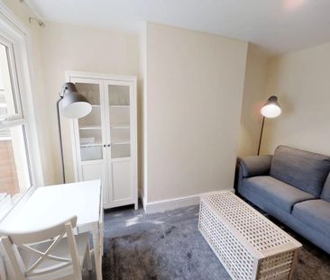 Large Double Room- BEDMINSTER - Photo 2