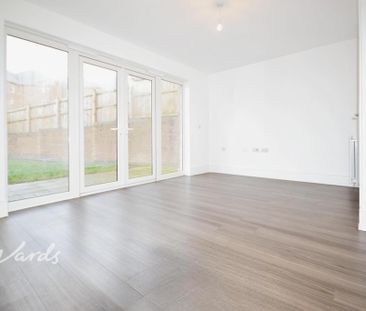 4 bedroom semi-detached house to rent - Photo 2