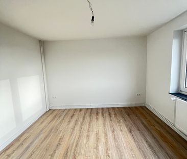 Bezahlbare 2,5-Zimmer-Wohnung im Lundweg 2 (Hochhaus) frei! - Photo 1