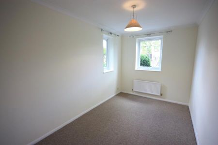 Kingfisher Drive, Guildford - 2 bedrooms Property for lettings - Seymours - Photo 3