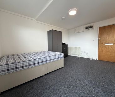 Studio Flat, Mede House, SO15 - Photo 1
