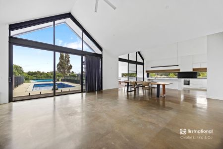 Timeless Design Meets Curated Luxury - Just 5km from Echuca - Photo 2