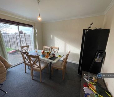 3 bedroom semi-detached house to rent - Photo 2