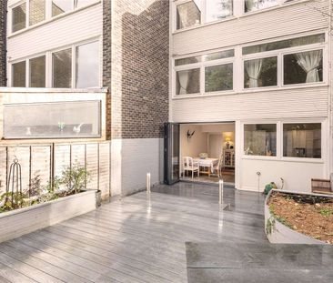 An attractive townhouse well located by the All England Tennis Club... - Photo 3