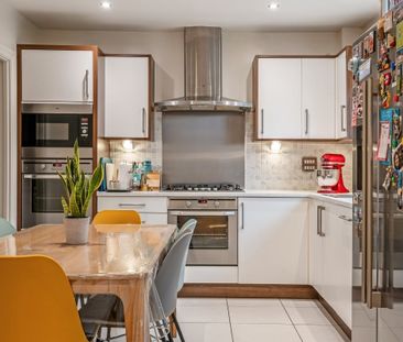 4 bedroom semi-detached house to rent - Photo 2