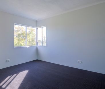 Spacious Apartment in Secure Runaway Bay Complex - Photo 6