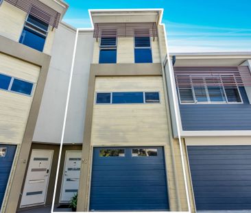 Luxury Waterfront Villa in the Heart of Emerald Lakes - Photo 3