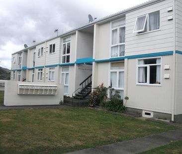 Sunny bedsit - Photo 1