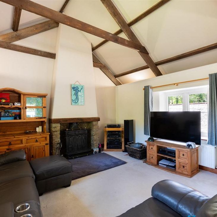 4 bedroom barn conversion to rent - Photo 1