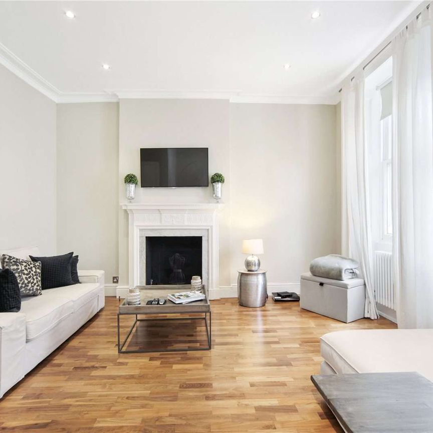 A beautiful second floor apartment in this period building in the heart of North Belgravia with the amenities of Motcomb Street just moments away. - Photo 1