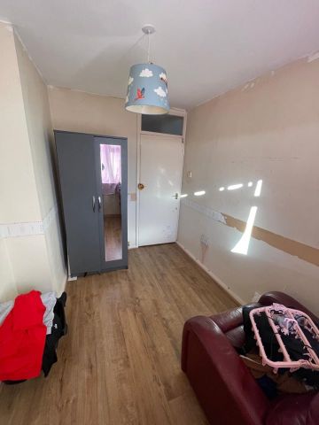 3 Bed Flat, Holly Lane, B66 - Photo 2