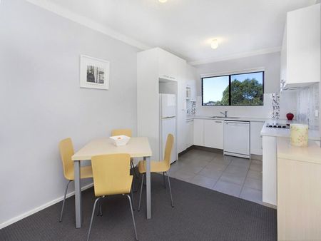 Sun-filled Top Floor Unit In Convenient Woonona Location - Photo 2