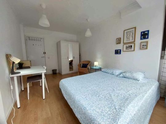 Calle de Puentelarra, Madrid, Community of Madrid 28031 - Photo 1