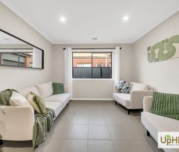 For Rent: 5 Paso Grove, Clyde North VIC 3978 - Photo 2