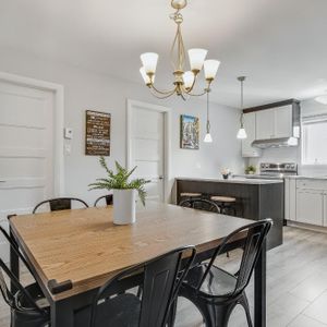 Grand condo 5 ½, entièrement rénové, 2 stationnements déneigés, rangement - Photo 2