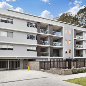 Immaculately Presented Sub-Penthouse in Convenient Position - Photo 3