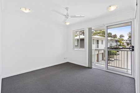 Fleshly painted with new carpet TOWNHOUSE WALKING DISTANCE TO HARBOUR TOWN - Photo 5