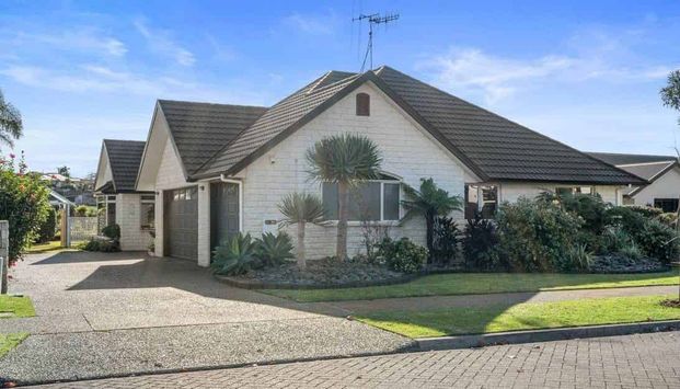Spacious, Fully Furnished Family Home in Bethlehem - Photo 1