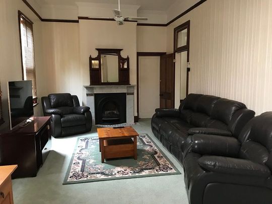 Fully Furnished Large family home in central location - Photo 1