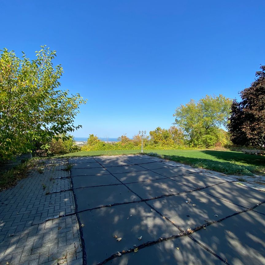 For Lease - 805 Ridge Road, Hamilton, Ontario - Photo 1