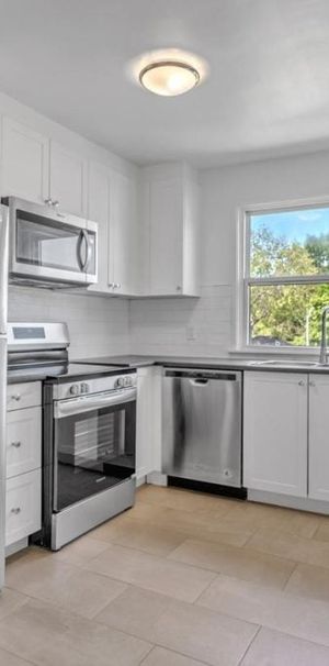 389-401 Yonge Street Apartments - Photo 1