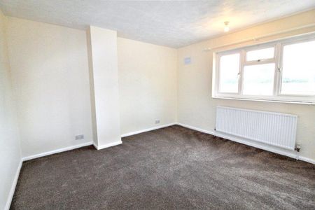 Three Bedroom House To Let on Coltsfoot Road - Photo 4