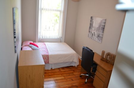 4 Double Bedroom Upper Maisonette, Heaton Road - Photo 4