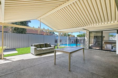 Spacious family home with park nearby - Photo 2