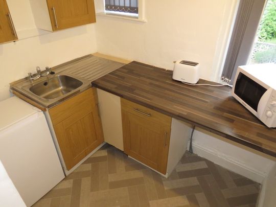 Skircoat Road, Halifax - Photo 1