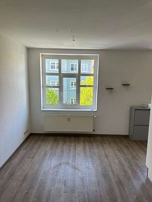 Renoviert 2 Zimmer-Wohnung | mit Einbauküche - Photo 1