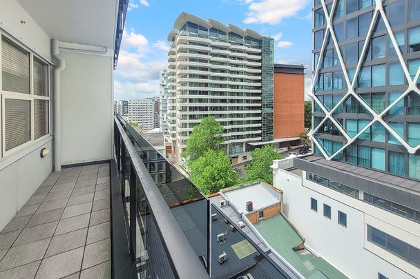 Spacious 3 bedroom 2 Bathroom apartment with amazing views and carpark . - Photo 1