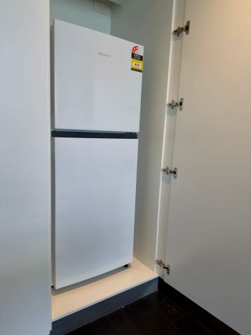 Modern 1-Bedroom Apartment with Appliances & Secure Parking - Photo 5