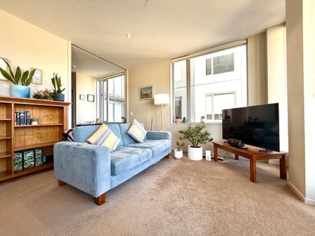 City Living - 2 Bedroom Apartment with secured covered car park - Photo 2