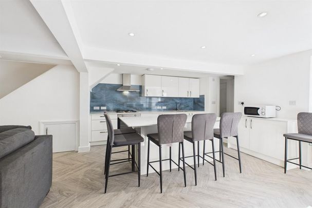 5 bedroom end of terrace house to rent - Photo 1